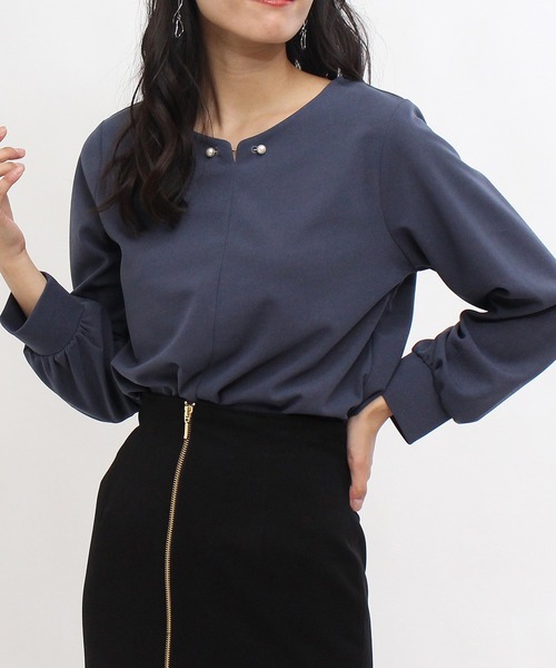 TRUDEA（トルディア）の「ハートネック パールピン付プルオーバーブラウス（シャツ/ブラウス・レディース・ブラック/ブルー/アイボリー/グレイッシュベージュ・LARGE/MEDIUM）」の4枚目の写真