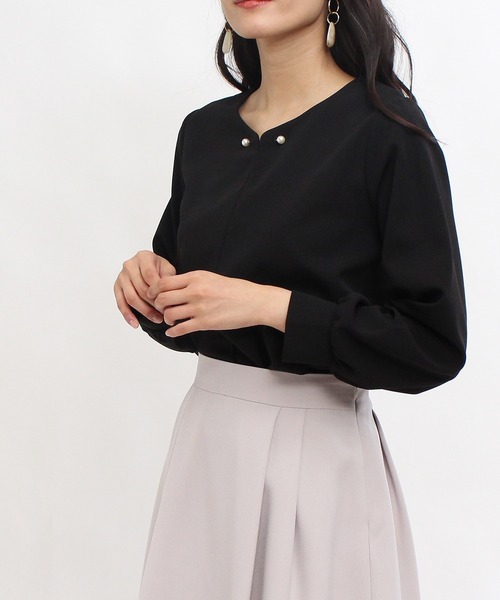 TRUDEA（トルディア）の「ハートネック パールピン付プルオーバーブラウス（シャツ/ブラウス・レディース・ブラック/ブルー/アイボリー/グレイッシュベージュ・LARGE/MEDIUM）」の2枚目の写真