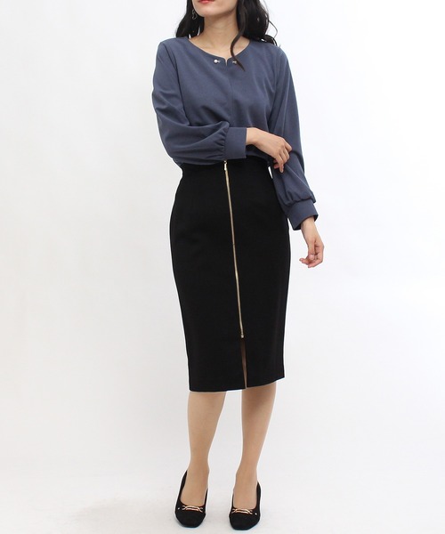 TRUDEA（トルディア）の「ハートネック パールピン付プルオーバーブラウス（シャツ/ブラウス・レディース・ブラック/ブルー/アイボリー/グレイッシュベージュ・LARGE/MEDIUM）」の9枚目の写真