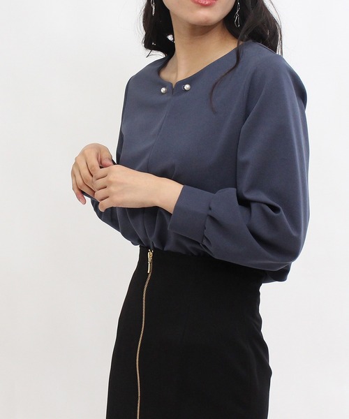 TRUDEA（トルディア）の「ハートネック パールピン付プルオーバーブラウス（シャツ/ブラウス・レディース・ブラック/ブルー/アイボリー/グレイッシュベージュ・LARGE/MEDIUM）」の5枚目の写真