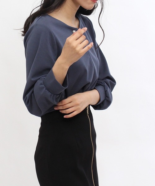 TRUDEA（トルディア）の「ハートネック パールピン付プルオーバーブラウス（シャツ/ブラウス・レディース・ブラック/ブルー/アイボリー/グレイッシュベージュ・LARGE/MEDIUM）」の7枚目の写真
