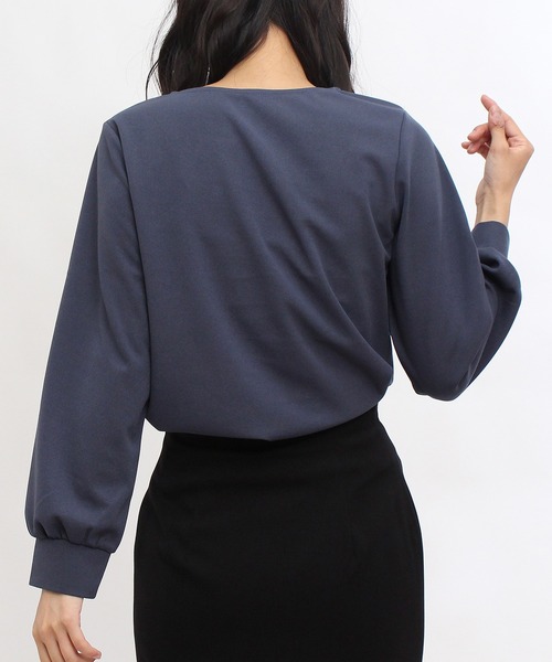 TRUDEA（トルディア）の「ハートネック パールピン付プルオーバーブラウス（シャツ/ブラウス・レディース・ブラック/ブルー/アイボリー/グレイッシュベージュ・LARGE/MEDIUM）」の8枚目の写真