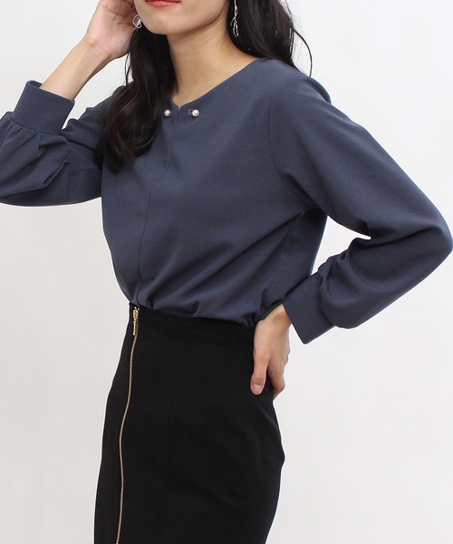 TRUDEA（トルディア）の「ハートネック パールピン付プルオーバーブラウス（シャツ/ブラウス・レディース・ブラック/ブルー/アイボリー/グレイッシュベージュ・LARGE/MEDIUM）」の6枚目の写真