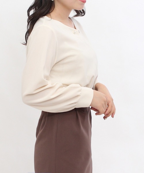 TRUDEA（トルディア）の「ハートネック パールピン付プルオーバーブラウス（シャツ/ブラウス・レディース・ブラック/ブルー/アイボリー/グレイッシュベージュ・LARGE/MEDIUM）」の13枚目の写真