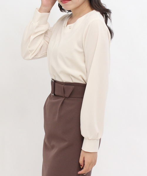 TRUDEA（トルディア）の「ハートネック パールピン付プルオーバーブラウス（シャツ/ブラウス・レディース・ブラック/ブルー/アイボリー/グレイッシュベージュ・LARGE/MEDIUM）」の12枚目の写真