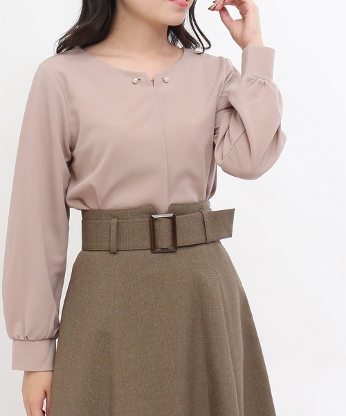 TRUDEA（トルディア）の「ハートネック パールピン付プルオーバーブラウス（シャツ/ブラウス・レディース・ブラック/ブルー/アイボリー/グレイッシュベージュ・LARGE/MEDIUM）」の17枚目の写真