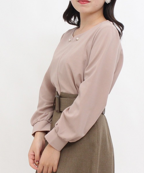TRUDEA（トルディア）の「ハートネック パールピン付プルオーバーブラウス（シャツ/ブラウス・レディース・ブラック/ブルー/アイボリー/グレイッシュベージュ・LARGE/MEDIUM）」の18枚目の写真