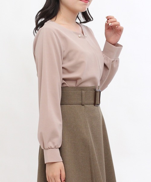 TRUDEA（トルディア）の「ハートネック パールピン付プルオーバーブラウス（シャツ/ブラウス・レディース・ブラック/ブルー/アイボリー/グレイッシュベージュ・LARGE/MEDIUM）」の19枚目の写真