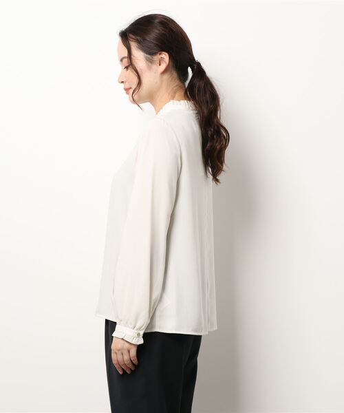 Te chichi(テチチ)の「スタンドフリルタックブラウス(シャツ/ブラウス・レディース・オフホワイト/ブルー/モカ・フリ-)」の4枚目の写真
