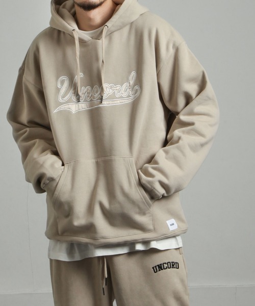 UNCORD(アンコード)の「【UNCORD】90's STADIUM SWEAT HOODIE / ビッグシルエットスタジアムロゴ刺繍パーカー【12oz】(パーカー・メンズ・ブラック/ネイビー/カーキ/オートミール/杢グレー/グレイッシュベージュ・MEDIUM/LARGE/X-LARGE)」の4枚目の写真