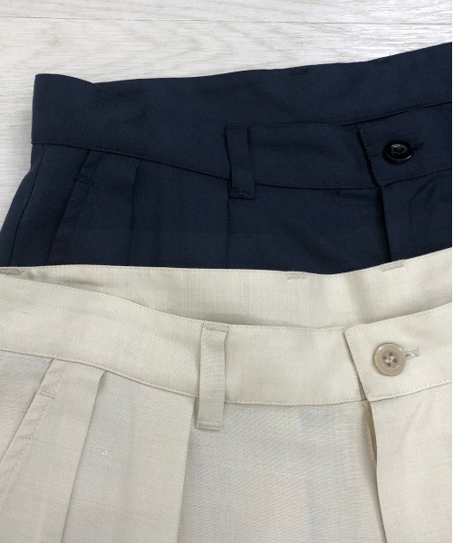 KIIT(キート)の「KIIT キート / TWO TUCK WIDE TROUSERS ツータックワイドトラウザーズ セットアップ / KIM-P92-003(スラックス・メンズ・ライトベージュ/ダークネイビー・3/2/1)」の3枚目の写真