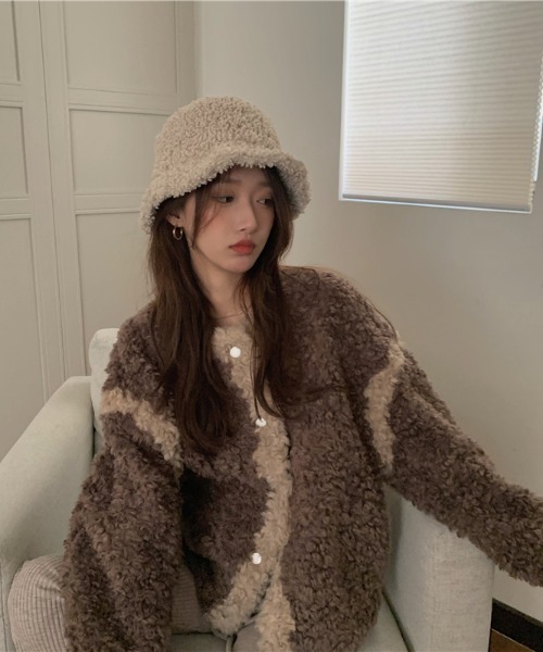 .KOM(ドットコム)の「『.kom SELECT/ドットケーオーエムセレクト』Boa Cardigan/ボア素材 カーディガン 長袖(カーディガン/ボレロ・レディース・ブラウン/アイボリー・FREE)」の19枚目の写真