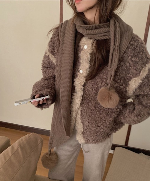 .KOM(ドットコム)の「『.kom SELECT/ドットケーオーエムセレクト』Boa Cardigan/ボア素材 カーディガン 長袖(カーディガン/ボレロ・レディース・ブラウン/アイボリー・FREE)」の4枚目の写真