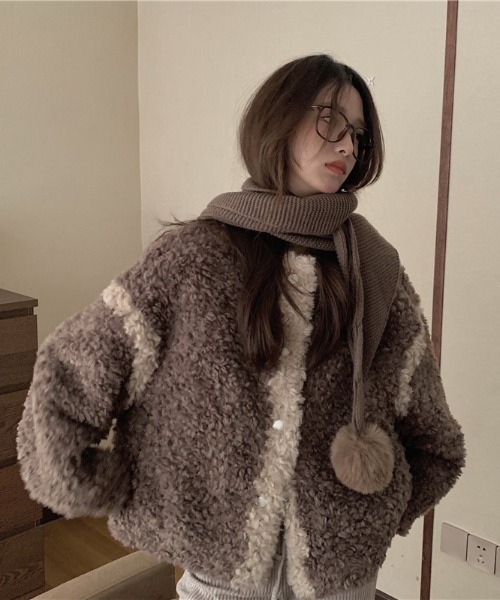 .KOM(ドットコム)の「『.kom SELECT/ドットケーオーエムセレクト』Boa Cardigan/ボア素材 カーディガン 長袖(カーディガン/ボレロ・レディース・ブラウン/アイボリー・FREE)」の9枚目の写真