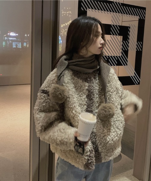 .KOM(ドットコム)の「『.kom SELECT/ドットケーオーエムセレクト』Boa Cardigan/ボア素材 カーディガン 長袖(カーディガン/ボレロ・レディース・ブラウン/アイボリー・FREE)」の22枚目の写真