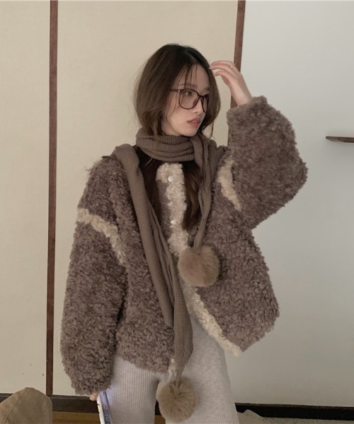 .KOM(ドットコム)の「『.kom SELECT/ドットケーオーエムセレクト』Boa Cardigan/ボア素材 カーディガン 長袖(カーディガン/ボレロ・レディース・ブラウン/アイボリー・FREE)」の13枚目の写真
