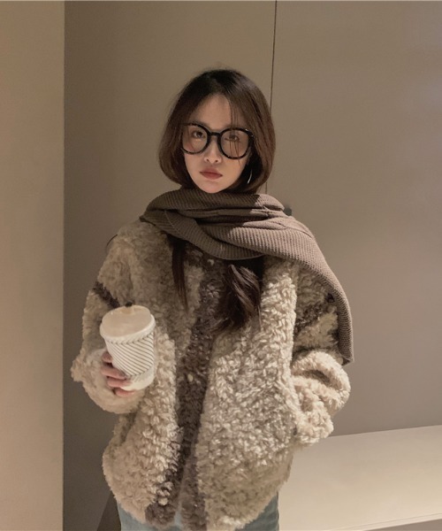 .KOM(ドットコム)の「『.kom SELECT/ドットケーオーエムセレクト』Boa Cardigan/ボア素材 カーディガン 長袖(カーディガン/ボレロ・レディース・ブラウン/アイボリー・FREE)」の8枚目の写真