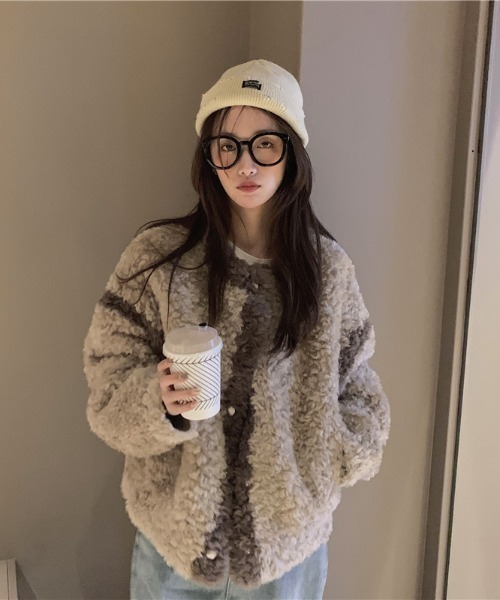 .KOM(ドットコム)の「『.kom SELECT/ドットケーオーエムセレクト』Boa Cardigan/ボア素材 カーディガン 長袖(カーディガン/ボレロ・レディース・ブラウン/アイボリー・FREE)」の21枚目の写真