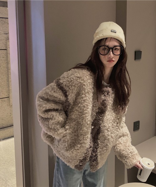 .KOM(ドットコム)の「『.kom SELECT/ドットケーオーエムセレクト』Boa Cardigan/ボア素材 カーディガン 長袖(カーディガン/ボレロ・レディース・ブラウン/アイボリー・FREE)」の10枚目の写真