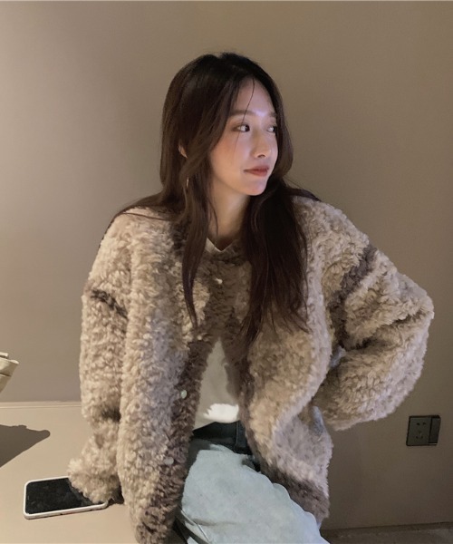.KOM(ドットコム)の「『.kom SELECT/ドットケーオーエムセレクト』Boa Cardigan/ボア素材 カーディガン 長袖(カーディガン/ボレロ・レディース・ブラウン/アイボリー・FREE)」の3枚目の写真