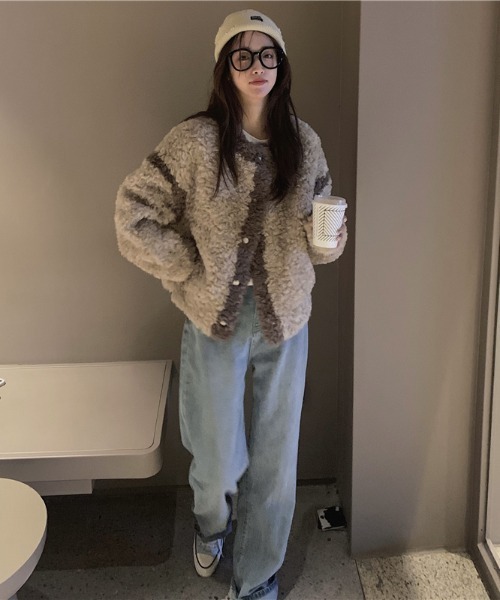 .KOM(ドットコム)の「『.kom SELECT/ドットケーオーエムセレクト』Boa Cardigan/ボア素材 カーディガン 長袖(カーディガン/ボレロ・レディース・ブラウン/アイボリー・FREE)」の14枚目の写真