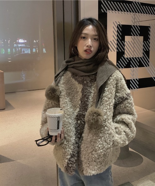 .KOM(ドットコム)の「『.kom SELECT/ドットケーオーエムセレクト』Boa Cardigan/ボア素材 カーディガン 長袖(カーディガン/ボレロ・レディース・ブラウン/アイボリー・FREE)」の18枚目の写真