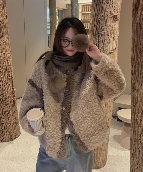 .KOM(ドットコム)の「『.kom SELECT/ドットケーオーエムセレクト』Boa Cardigan/ボア素材 カーディガン 長袖(カーディガン/ボレロ・レディース・ブラウン/アイボリー・FREE)」の6枚目の写真