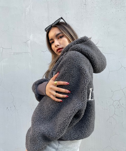 ROGER AND RAW（ロジャーアンドロウ）の「刺繍ロゴフードボア