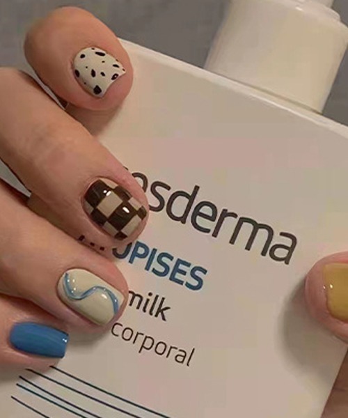 CERCA（チェルカ）の「LUON/貼るだけ簡単装着 チェッカーデザインハンドネイルチップ（ネイルシール/ネイルチップ・レディース・ブラウン/グリーン/ブラック/ホワイト/ベージュ/グリーン系その他2/グリーン系その他3/ブラウン系その他2/ブラック系その他2/ブラウン系その他3/ネイビー・FREE）」の5枚目の写真