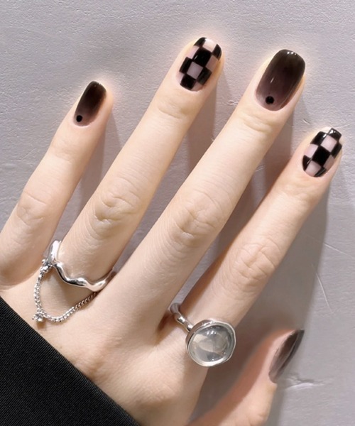 CERCA（チェルカ）の「LUON/貼るだけ簡単装着 チェッカーデザインハンドネイルチップ（ネイルシール/ネイルチップ・レディース・ブラウン/グリーン/ブラック/ホワイト/ベージュ/グリーン系その他2/グリーン系その他3/ブラウン系その他2/ブラック系その他2/ブラウン系その他3/ネイビー・FREE）」の4枚目の写真