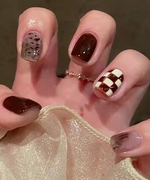 CERCA（チェルカ）の「LUON/貼るだけ簡単装着 チェッカーデザインハンドネイルチップ（ネイルシール/ネイルチップ・レディース・ブラウン/グリーン/ブラック/ホワイト/ベージュ/グリーン系その他2/グリーン系その他3/ブラウン系その他2/ブラック系その他2/ブラウン系その他3/ネイビー・FREE）」の6枚目の写真