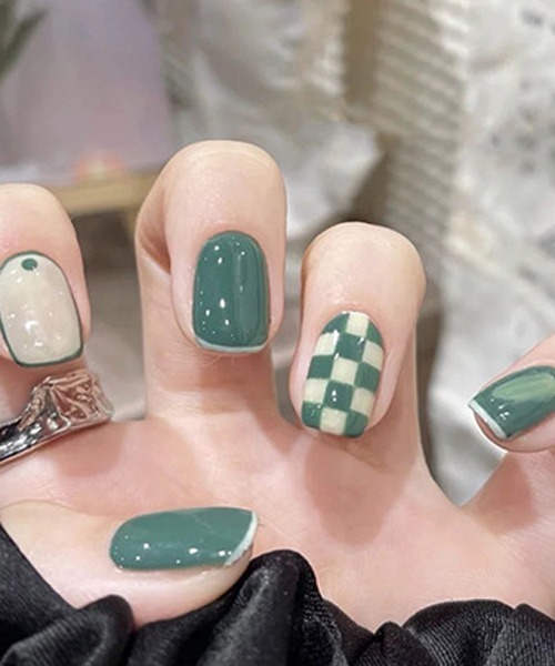 CERCA（チェルカ）の「LUON/貼るだけ簡単装着 チェッカーデザインハンドネイルチップ（ネイルシール/ネイルチップ・レディース・ブラウン/グリーン/ブラック/ホワイト/ベージュ/グリーン系その他2/グリーン系その他3/ブラウン系その他2/ブラック系その他2/ブラウン系その他3/ネイビー・FREE）」の9枚目の写真