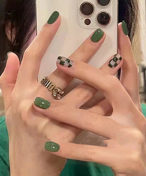 CERCA（チェルカ）の「LUON/貼るだけ簡単装着 チェッカーデザインハンドネイルチップ（ネイルシール/ネイルチップ・レディース・ブラウン/グリーン/ブラック/ホワイト/ベージュ/グリーン系その他2/グリーン系その他3/ブラウン系その他2/ブラック系その他2/ブラウン系その他3/ネイビー・FREE）」の10枚目の写真