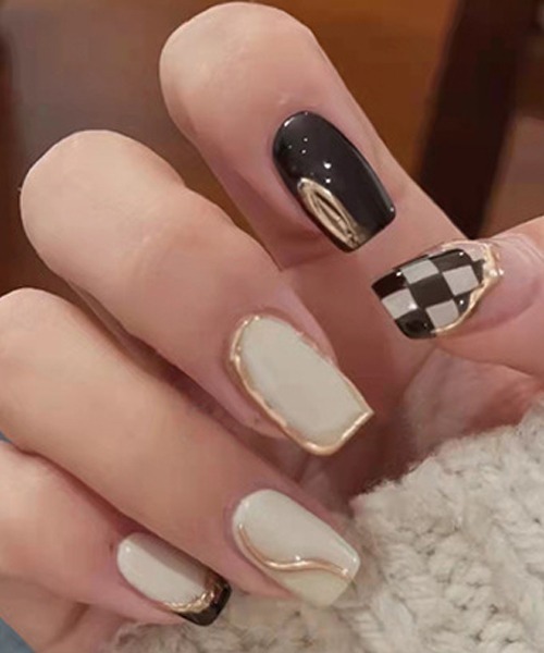 CERCA（チェルカ）の「LUON/貼るだけ簡単装着 チェッカーデザインハンドネイルチップ（ネイルシール/ネイルチップ・レディース・ブラウン/グリーン/ブラック/ホワイト/ベージュ/グリーン系その他2/グリーン系その他3/ブラウン系その他2/ブラック系その他2/ブラウン系その他3/ネイビー・FREE）」の3枚目の写真