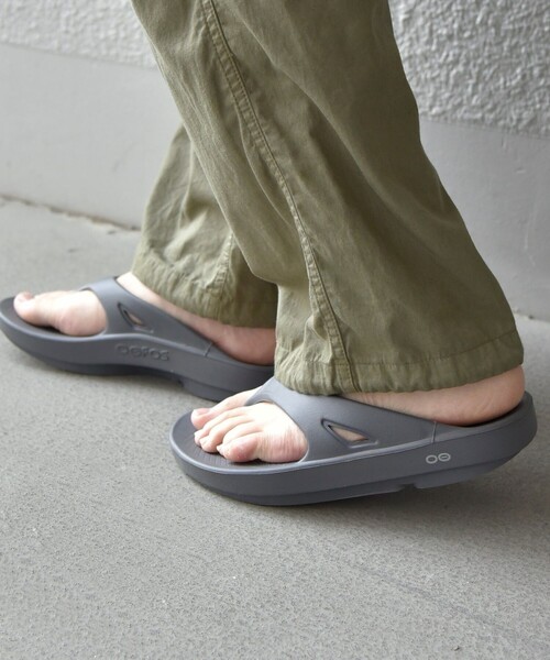 OOFOS（ウーフォス）の「OOFOS: OOriginal/ウーオリジナル トング リカバリー サンダル 25SS◇（サンダル・メンズ・ブラック/グレー/オフホワイト/ベージュ系/ライトブルー・26/27/28）」の18枚目の写真