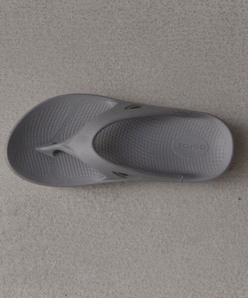OOFOS（ウーフォス）の「OOFOS: OOriginal/ウーオリジナル トング リカバリー サンダル 25SS◇（サンダル・メンズ・ブラック/グレー/オフホワイト/ベージュ系/ライトブルー・26/27/28）」の12枚目の写真
