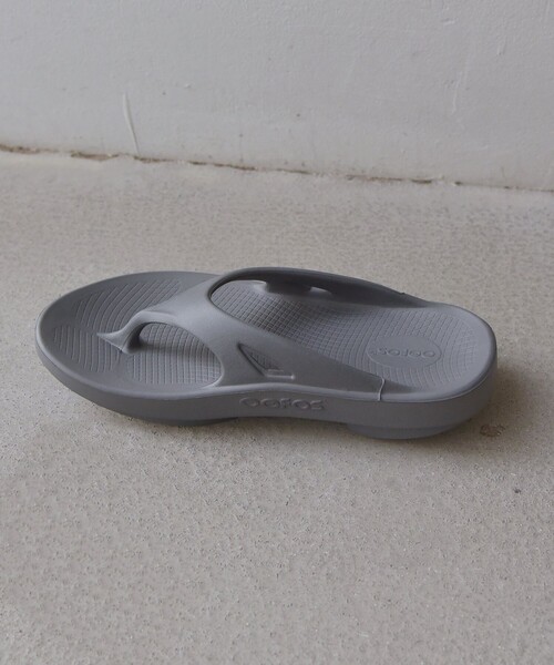 OOFOS（ウーフォス）の「OOFOS: OOriginal/ウーオリジナル トング リカバリー サンダル 25SS◇（サンダル・メンズ・ブラック/グレー/オフホワイト/ベージュ系/ライトブルー・26/27/28）」の11枚目の写真