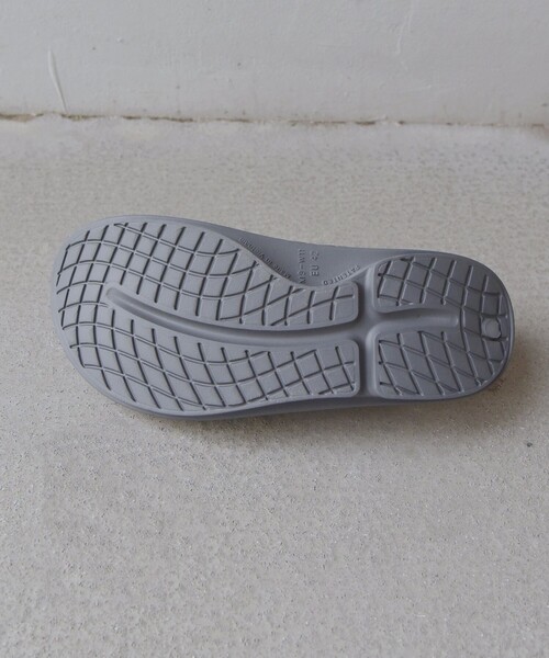 OOFOS（ウーフォス）の「OOFOS: OOriginal/ウーオリジナル トング リカバリー サンダル 25SS◇（サンダル・メンズ・ブラック/グレー/オフホワイト/ベージュ系/ライトブルー・26/27/28）」の9枚目の写真