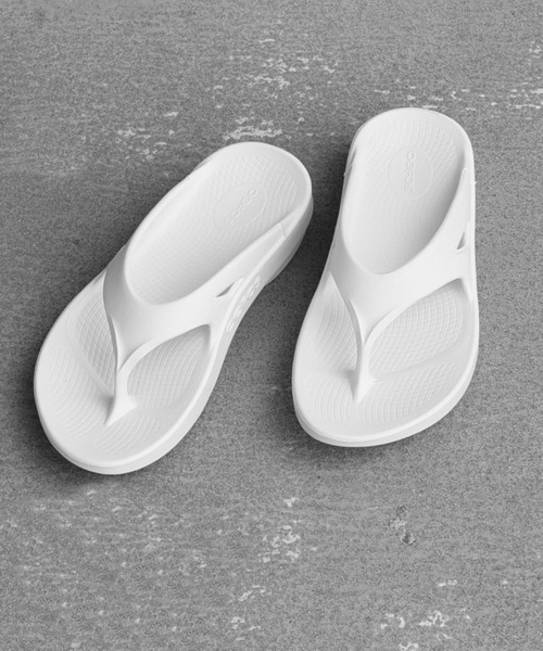 OOFOS（ウーフォス）の「OOFOS: OOriginal/ウーオリジナル トング リカバリー サンダル 25SS◇（サンダル・メンズ・ブラック/グレー/オフホワイト/ベージュ系/ライトブルー・26/27/28）」の2枚目の写真