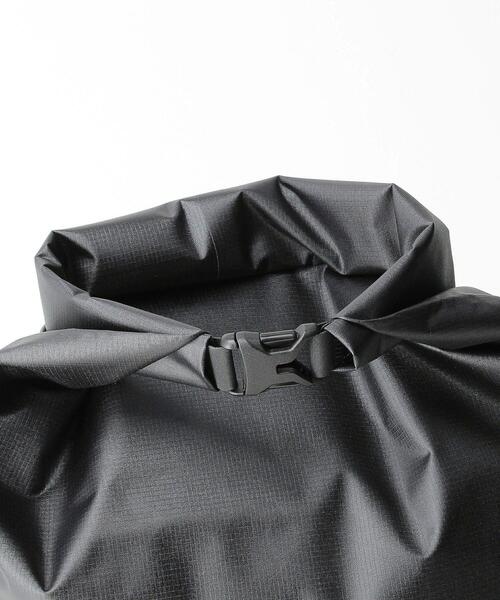 THE NORTH FACE(ザノースフェイス)の「<THE NORTH FACE> S/LT DRY BAG 13L/バッグ(ドラムバッグ・メンズ・ライトグレー/ブラック・FREE)」の7枚目の写真