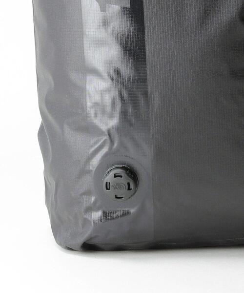 THE NORTH FACE(ザノースフェイス)の「<THE NORTH FACE> S/LT DRY BAG 13L/バッグ(ドラムバッグ・メンズ・ライトグレー/ブラック・FREE)」の8枚目の写真