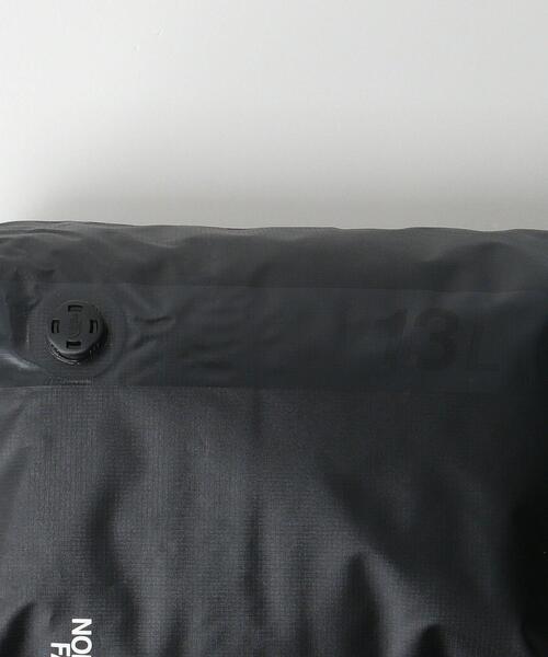 THE NORTH FACE(ザノースフェイス)の「<THE NORTH FACE> S/LT DRY BAG 13L/バッグ(ドラムバッグ・メンズ・ライトグレー/ブラック・FREE)」の12枚目の写真