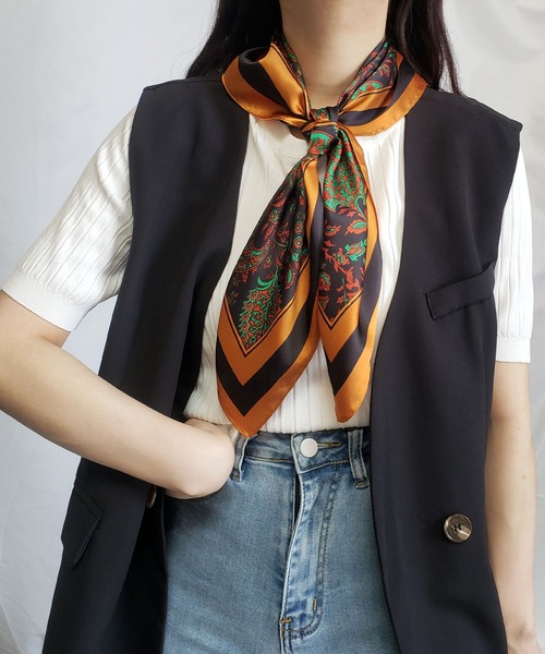 me+em select(ミームセレクト)の「トロミシルキーフラワーペイズリースカーフ(バンダナ/スカーフ・レディース・ブラック/ブルー/ブラウン・FREE)」の2枚目の写真
