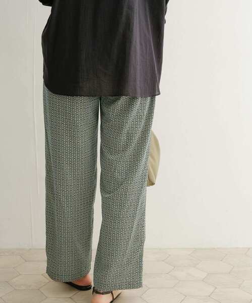 URBAN RESEARCH DOORS(アーバンリサーチドアーズ)の「ジオメトリックイージーパンツ(その他パンツ・レディース・グリーン/ボルドー・MEDIUM)」の4枚目の写真