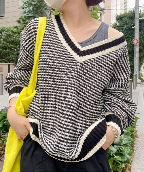 CPCM(シーピーシーエム)の「ジャガード柄チルデンVネックニット(ニット/セーター・レディース・グレイッシュベージュ/ブルー/ブラック/レッド・FREE)」の1枚目の写真
