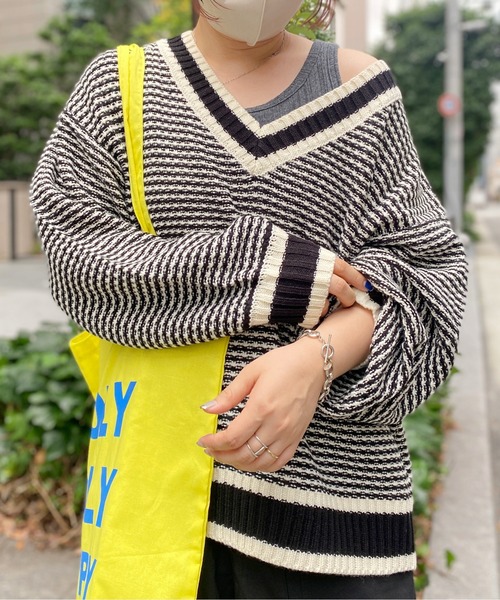 CPCM(シーピーシーエム)の「ジャガード柄チルデンVネックニット(ニット/セーター・レディース・グレイッシュベージュ/ブルー/ブラック/レッド・FREE)」の8枚目の写真