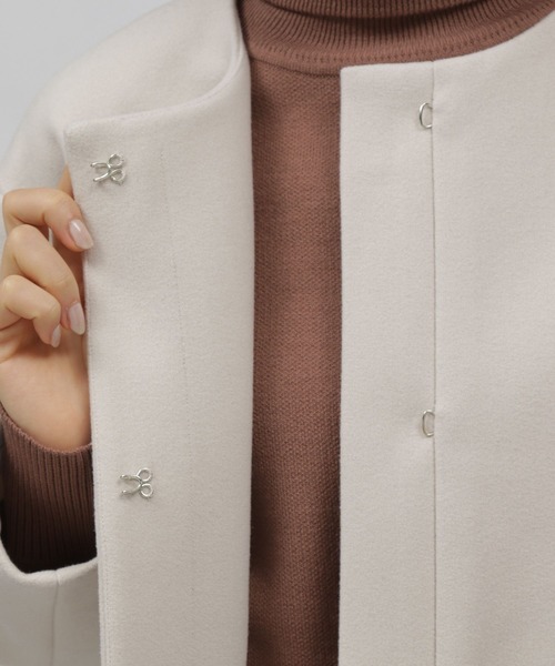 LAKOLE（ラコレ）の「ウーリーテックノーカラーフックフロントコート / 281759（ノーカラーコート・レディース・ブラック/アイボリー/グレイッシュベージュ・SMALL/MEDIUM）」の16枚目の写真