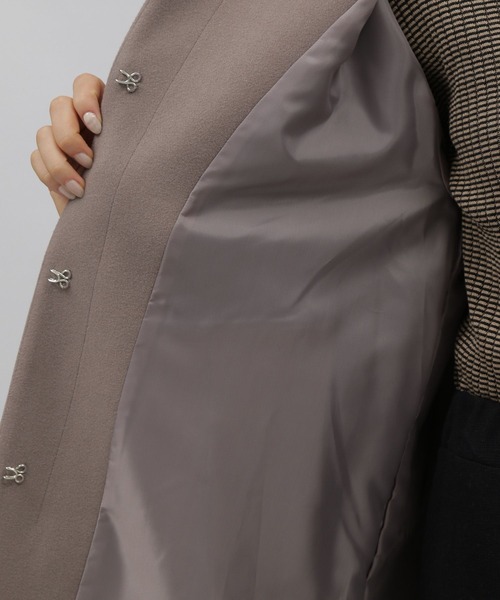 LAKOLE（ラコレ）の「ウーリーテックノーカラーフックフロントコート / 281759（ノーカラーコート・レディース・ブラック/アイボリー/グレイッシュベージュ・SMALL/MEDIUM）」の21枚目の写真