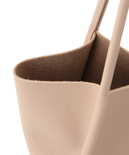 VIS（ビス）の「【ZOZO限定】【A4対応】軽くて柔らかい。シンプルソフトフェイクレザートートバッグ（トートバッグ・レディース・ブラック/ベージュ・FREE）」の16枚目の写真