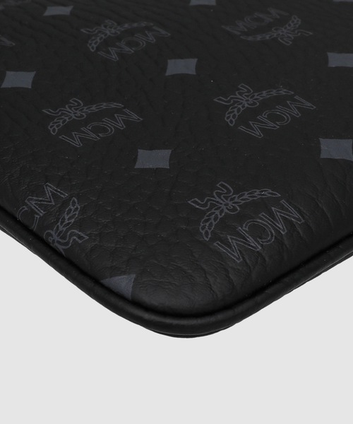 MCM(エムシーエム)の「【ノベルティ付き】Haru, Henry, Kaiser Wristlet ジップポーチ - ヴィセトス(クラッチバッグ・メンズ・ブラック・MEDIUM)」の3枚目の写真